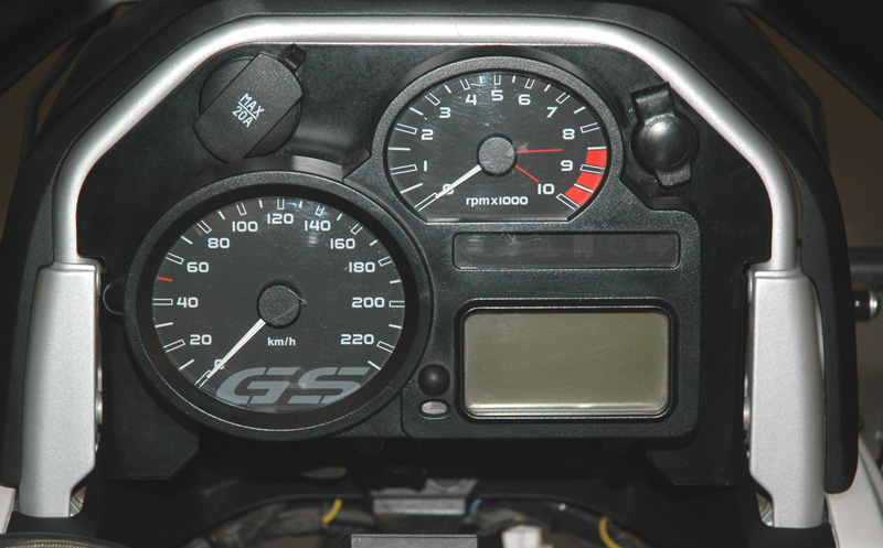 Cockpitblende 2 *Tachoeinheit* mit Bordnetz- und ZA-Steckdose BMW R1200GS (2008-2012)/R1200GS Advent
